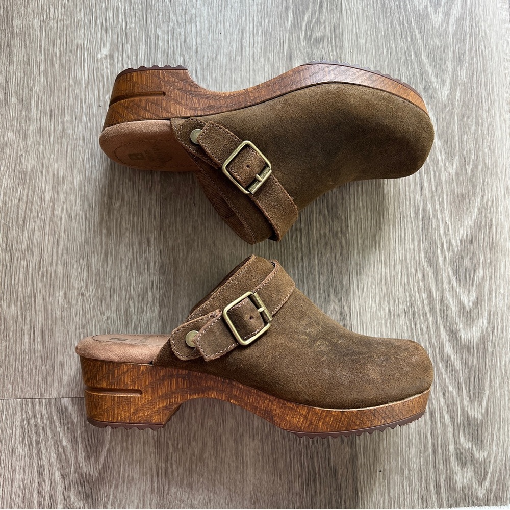 White Mountain Brown Mules Clogs with Buckle Straps Size 7